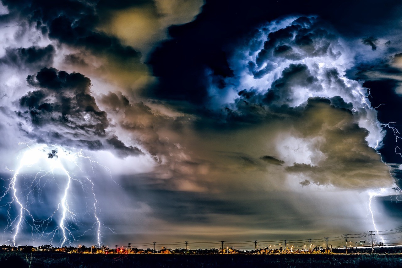 暗い雷雲空