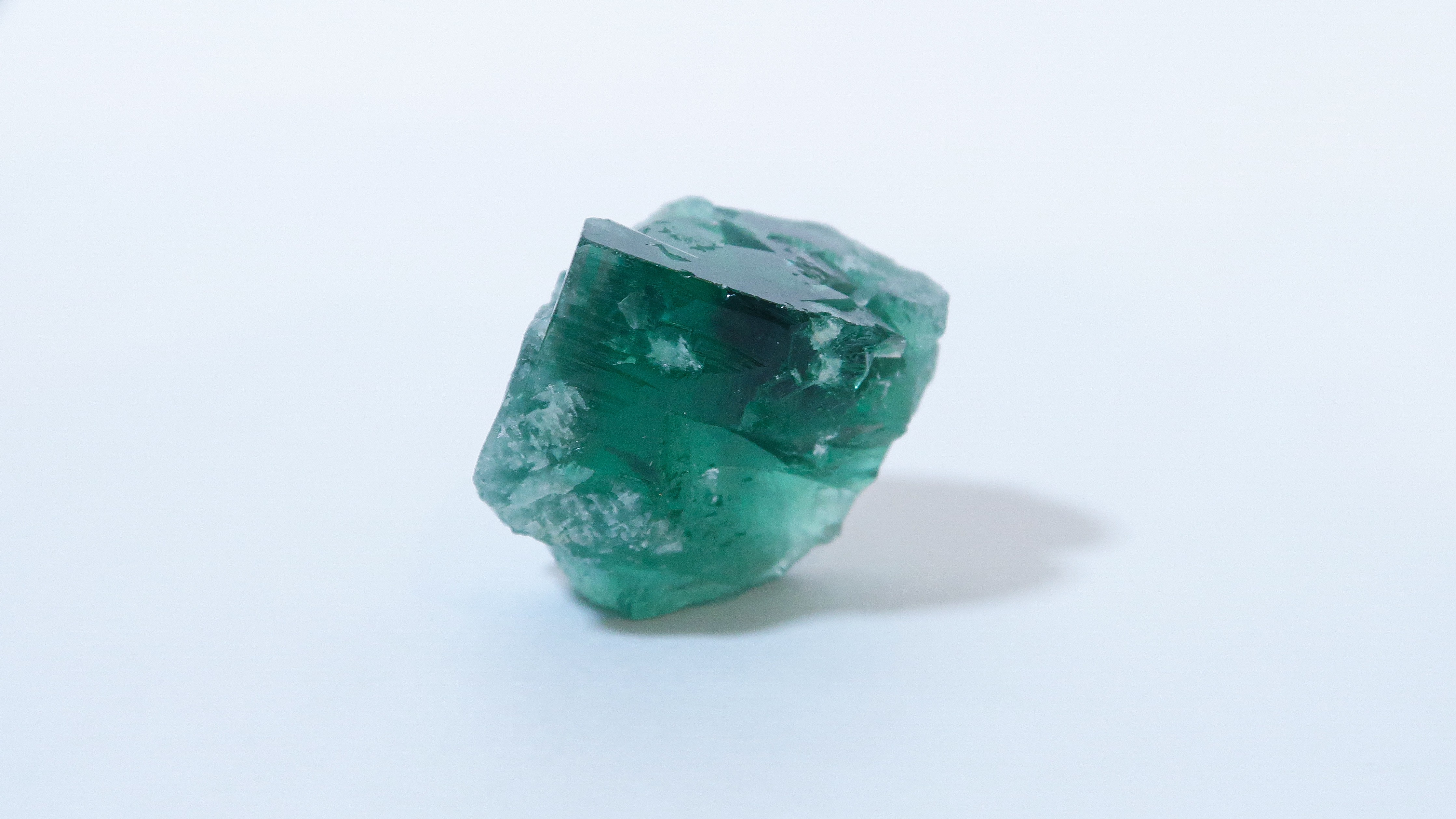 立方体状に成長したフローライト鉱物の結晶
