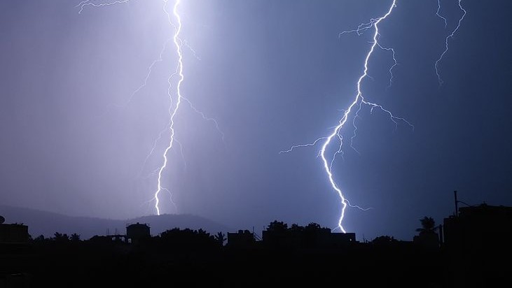 夜空に落ちる雷