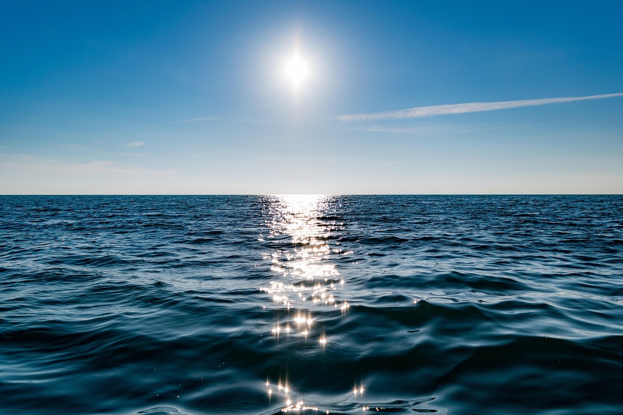 太陽と海の風景